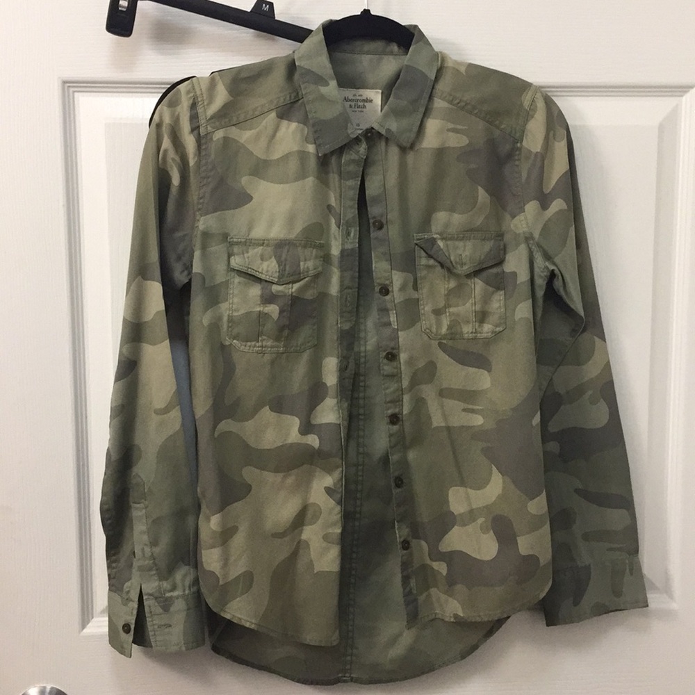 Abercrombie & Fitch camo buttondown